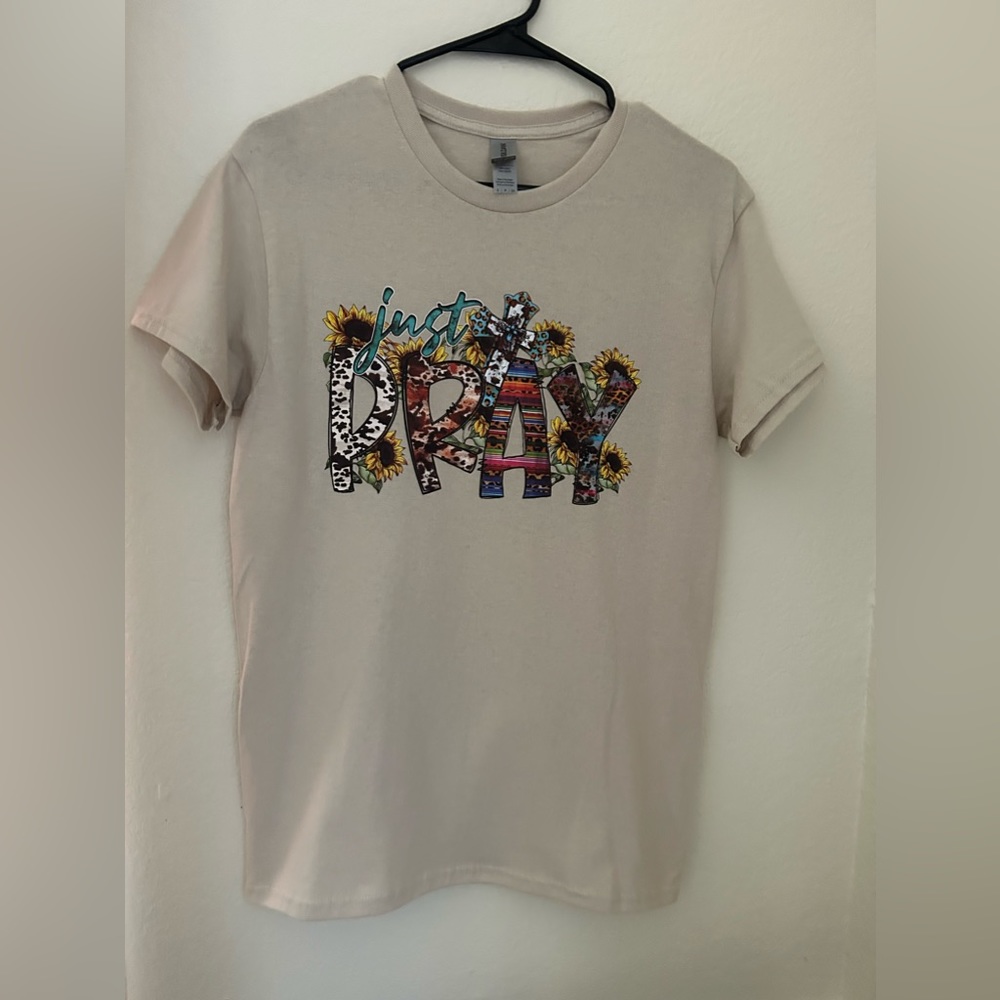 Just pray graphic t-shirt